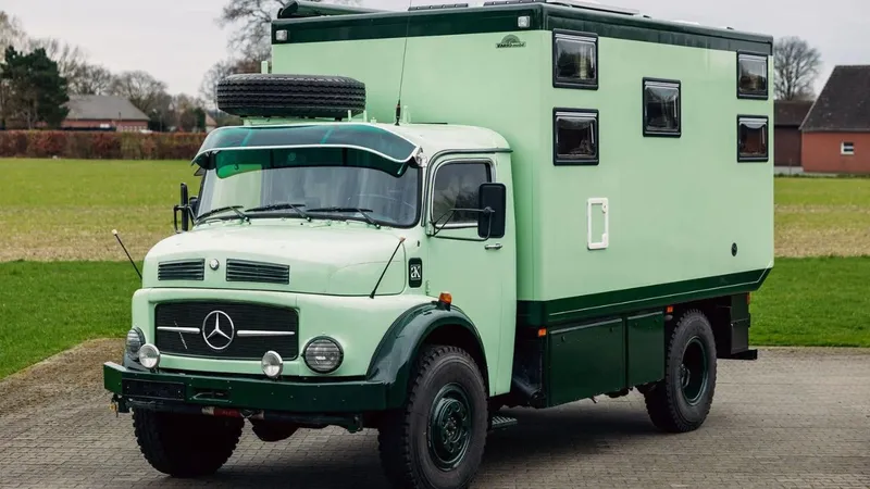 Mercedes-Benz 1113: caminhão muriçoca vira motorhome com Wi-Fi e ducha