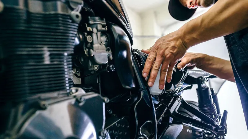 Escape esportivo, retrovisor customizado, farol auxiliar: o que é proibido instalar na moto?