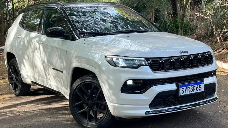 Jeep Compass 2.0 turbo tem R$ 35 mil de desconto para bater Corolla Cross