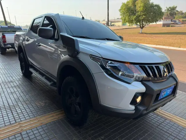 Carro Mitsubishi L200 Triton Savana 2023 2.4 Turbo