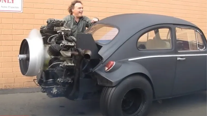 Este VW Fusca tem motor de 220 cv de tanque da Segunda Guerra Mundial 