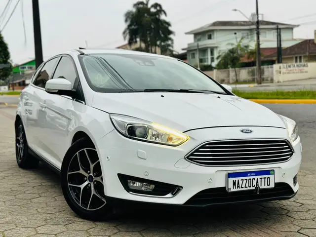 Carro Ford Focus Hatch 2016 Titanium Plus 2.0 PowerShift