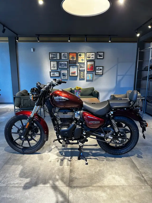 Carro Royal Enfield Meteor 350 2024 Stellar