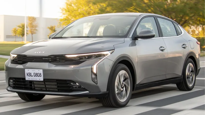 Kia estuda sedan híbrido contra VW Virtus e Toyota Corolla no Brasil em 2025