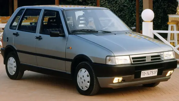 Com desenho um tanto peculiar, hatch teve motor que só estreou no Brasil nos anos 2000