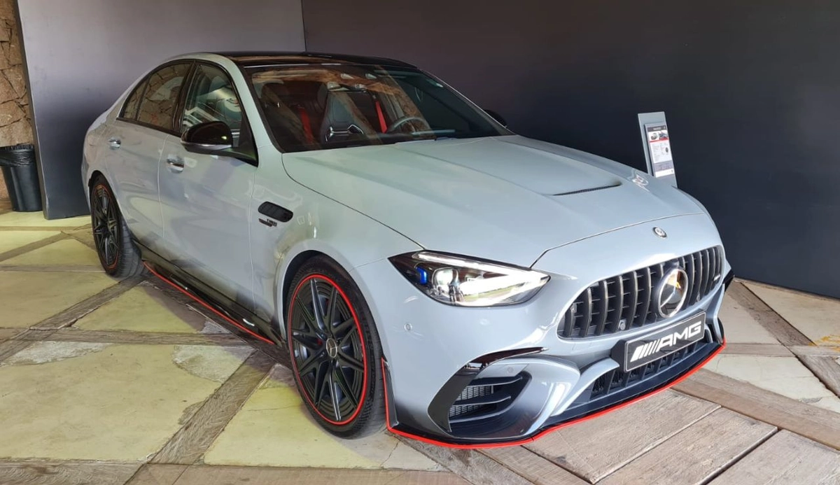 Sedã esportivo renuncia ao ronco dos oito cilindros por motor equipado com tecnologia da Fórmula 1