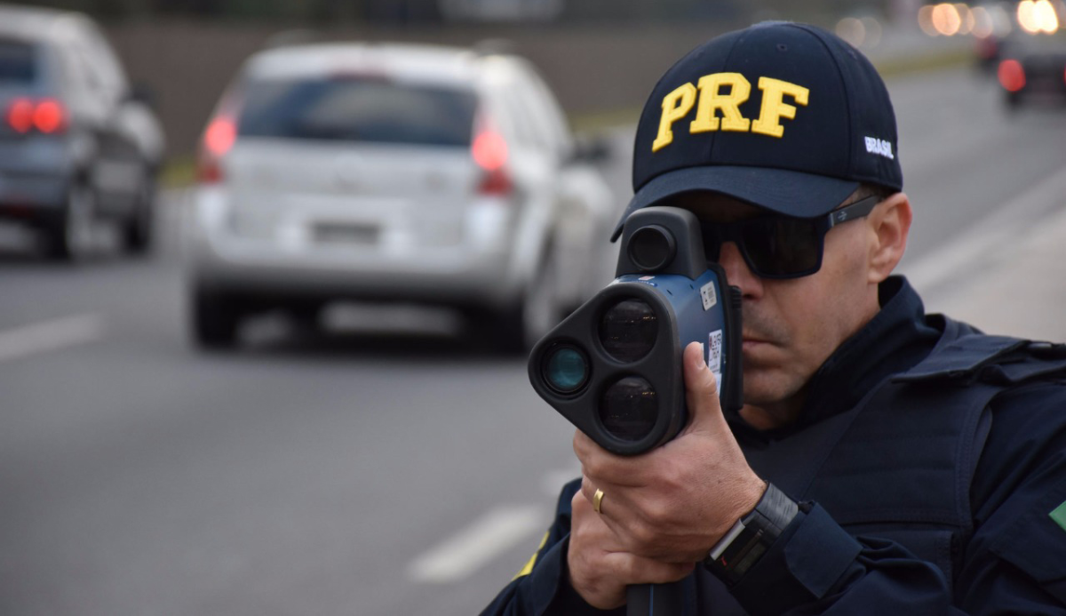 Resolução do Contran veta uso de radares móveis, permitindo uso de fixos e portáteis sem obstrução de visibilidade, com localização divulgada e via sinalizada