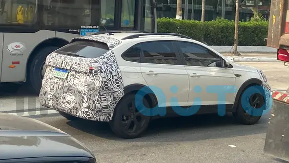Novo flagra sem muita camuflagem indica que o SUV cupê está próximo do lançamento 