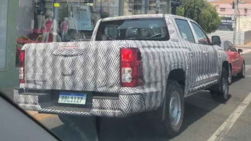 Nova Mitsubishi L200 Triton terá cara nova sem perder versão pé-de-boi