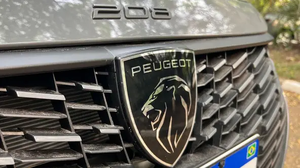 Marca trocou o leão em pé por um escudo mais imponente para marcar nova fase 