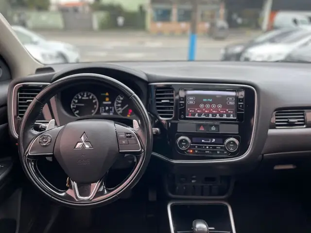 Carro Mitsubishi Outlander 2018 Comfort 2.0 16V (Aut)