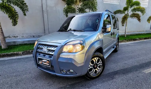 Carro Fiat Doblò 2011 Adventure Locker 1.8 16V (Flex)