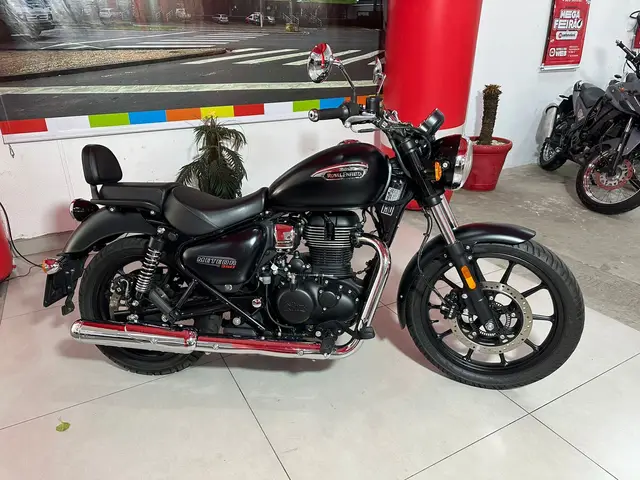 Carro Royal Enfield Meteor 350 2023 Stellar