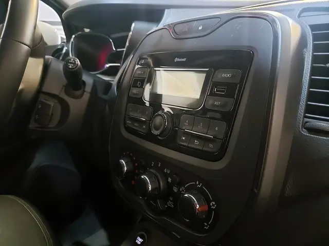 Carro Renault Captur 2018 Intense 1.6 16v SCe CVT (Flex)