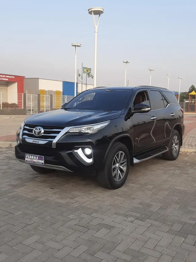 Carro Toyota SW4 2017 2.8 TDI SRX 5L 4x4 (Aut)
