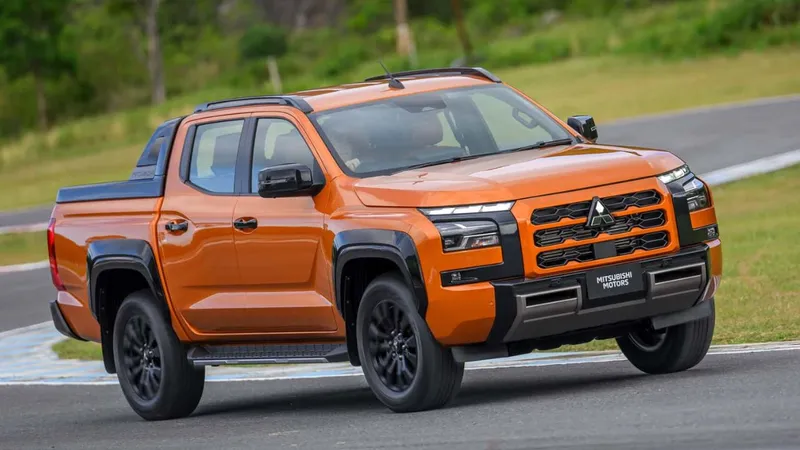 Nova Mitsubishi L200 pode chegar ainda esse ano para assombrar Hilux