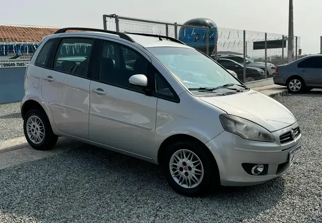 Carro Fiat Idea 2013 Attractive 1.4 8V (Flex)