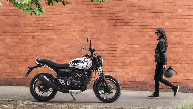 Triumph lança inédita moto de 400 cc por menos de R$ 15 mil na Índia 