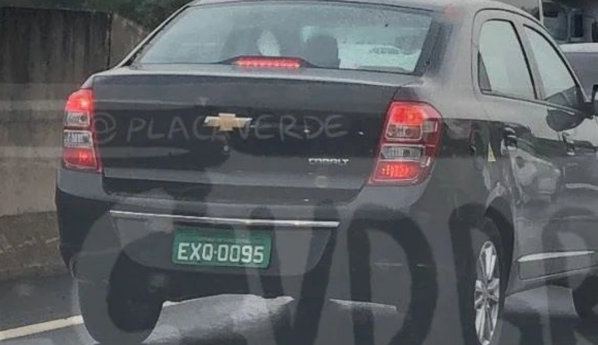 Sedan estava com adesivo de alta tensão e botão de emergência, indicando testes de motorização 
