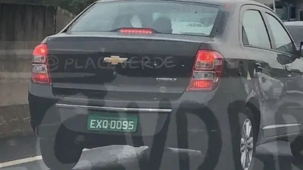 Sedan estava com adesivo de alta tensão e botão de emergência, indicando testes de motorização 