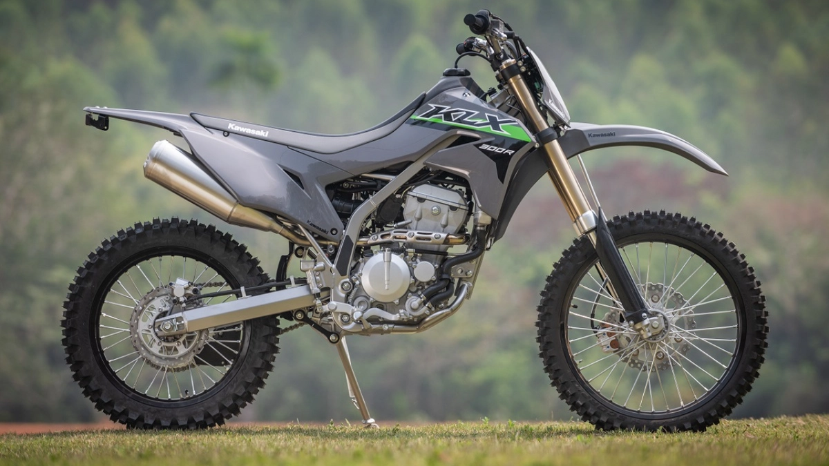 KLX300R tem motor de 29 cv e suspensão de garfo invertido como destaque 
