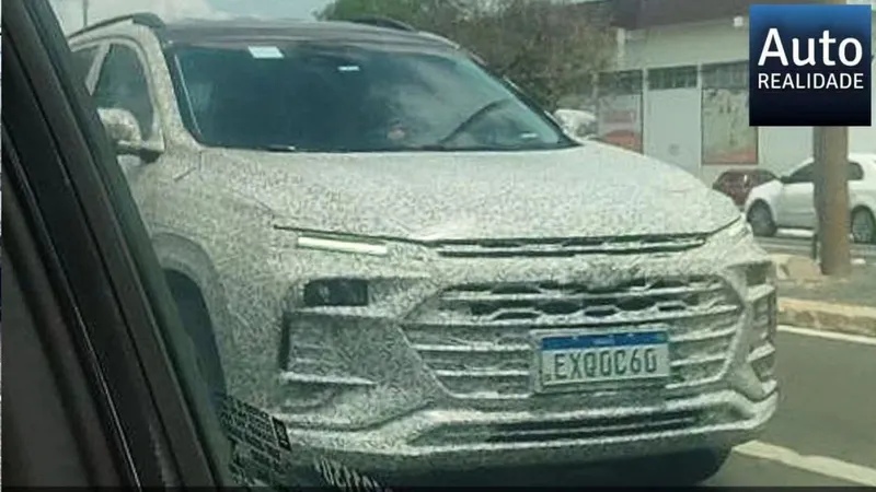 Flagra: Novo Chevrolet Tracker híbrido aparece e terá jeitão de Montana