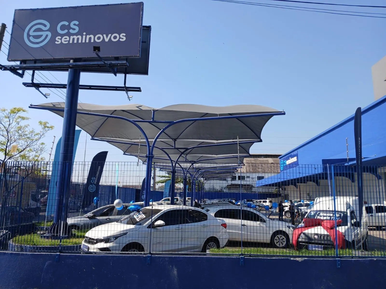 Fachada da loja Veículos à venda em CS Seminovos - Ramos - Rio de Janeiro - RJ | Mobiauto