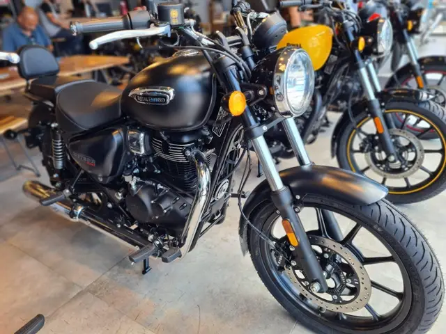 Carro Royal Enfield Meteor 350 2024 Stellar