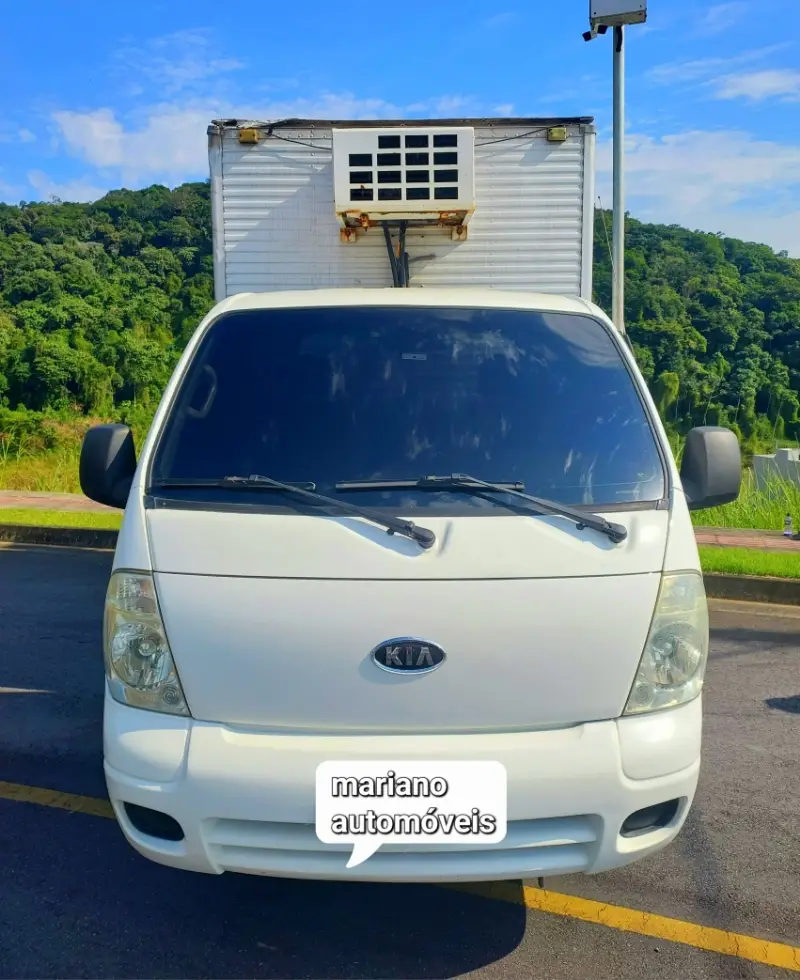 Kia Bongo 2.5 STD 4X2 c simples RS com carroceria