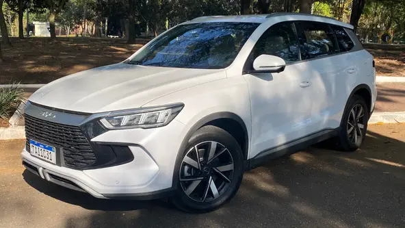 Marca chinesa trouxe modelo para confrontar Toyota Corolla Cross híbrido por aqui 