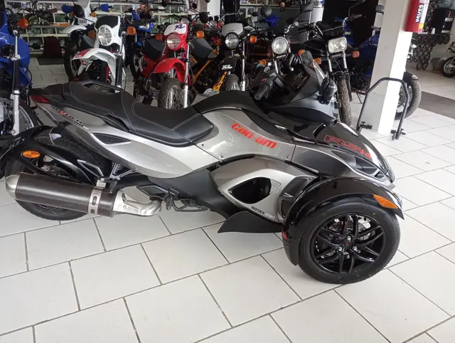 Carro BRP Can-Am Commander 2011 Can Am Spyder 990 RS (Triciclo)