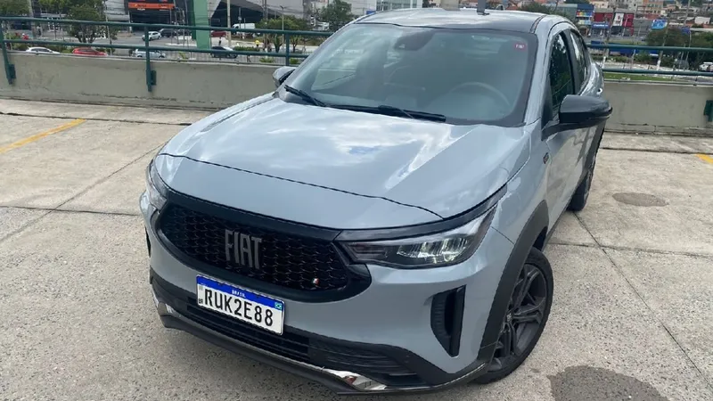 Flagra: novo Fiat Fastback híbrido revela painel