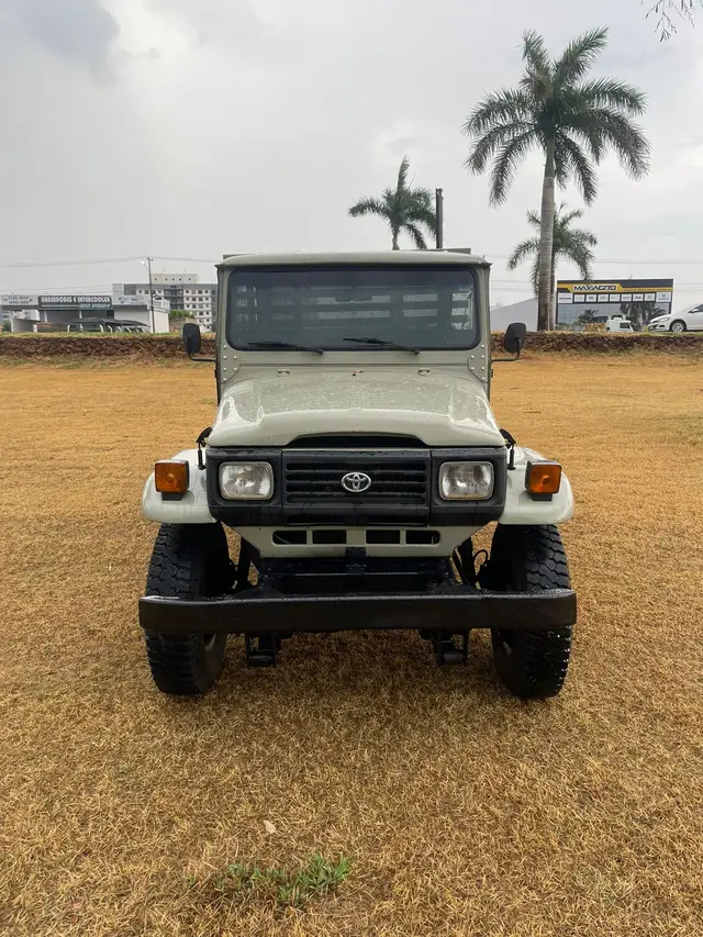 Carro Toyota Bandeirante Jipe 2001 BJ50Lv 4x4 3.7 (teto rígido)