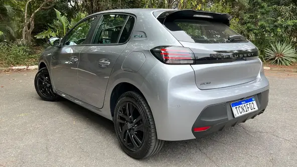 Hatch compacto teve o visual renovado e ainda conta com teto panorâmico na versão