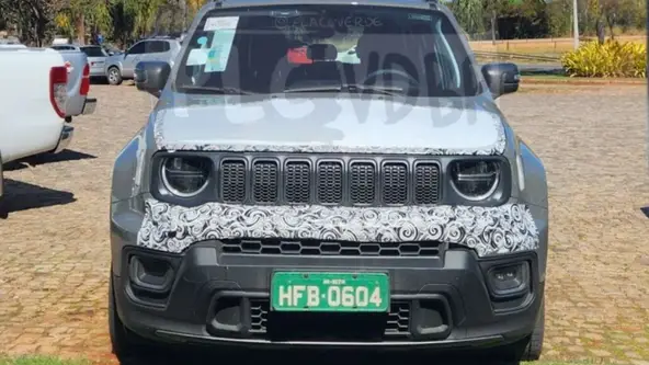 SUV compacto que acabou de passar para a linha 2025 é fotografado com pouca adesivação 