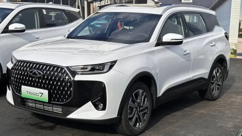 Novo Chery Tiggo 7 aparece com jeitão de Tiggo 8 e lanterna à lá Peugeot