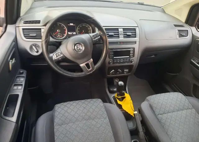 Carro Volkswagen Fox 2015 BlueMotion 1.0 MPI (Flex)