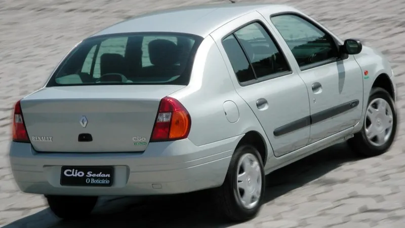 Renault Clio “O Boticário”: como era a versão limitada com perfumaria de sobra do sedan