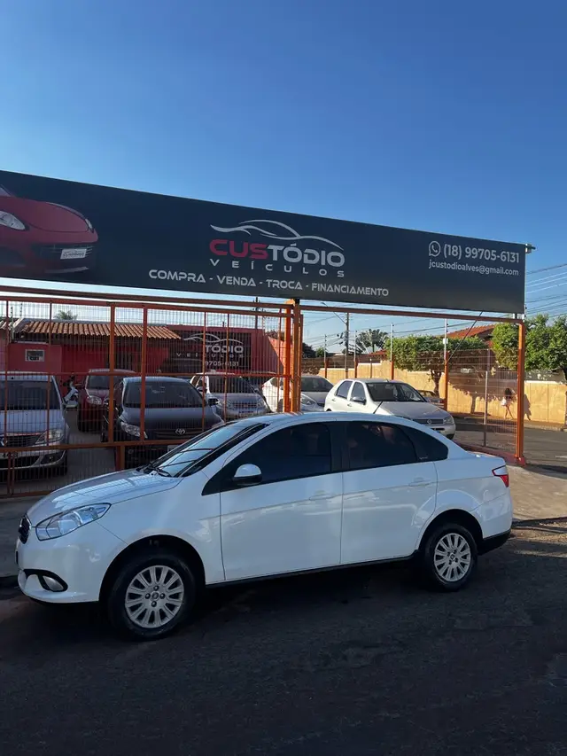 Carro Fiat Grand Siena 2017 Attractive 1.0 (Flex)