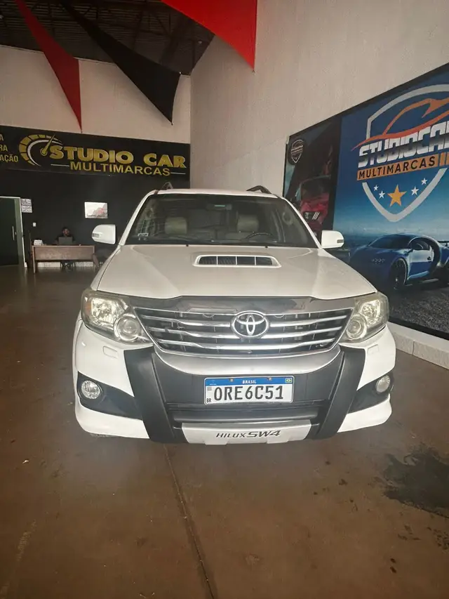 Carro Toyota Hilux SW4 2013 SRV 3.0 TDI 4X4 (5 Lugares)