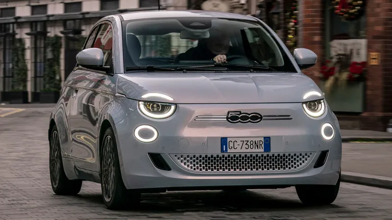 Fiat 500 comemora 15 anos de Brasil na expectativa pelo híbrido