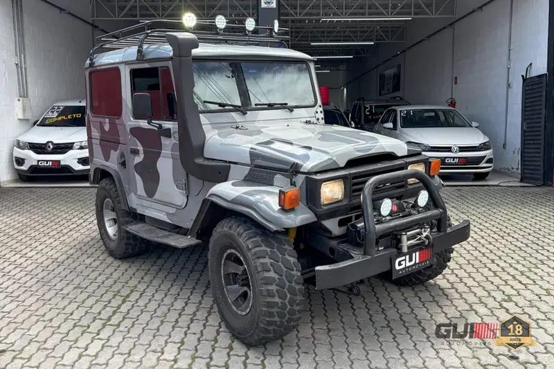 Toyota Bandeirante Jipe OJ50LV 4x4 4.0 (teto rígido)