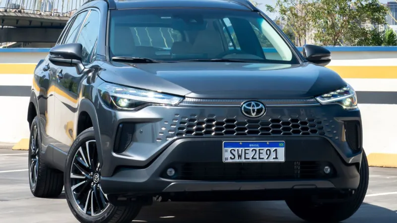 Toyota aposta em híbridos e também investe em elétricos