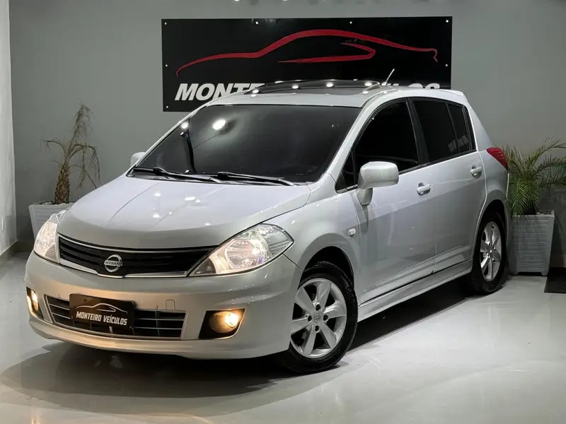 Nissan Tiida SL 1.8 (flex)