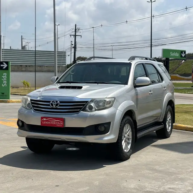 Carro Toyota Hilux SW4 2013 SRV 3.0 4X4 (7 Lugares)