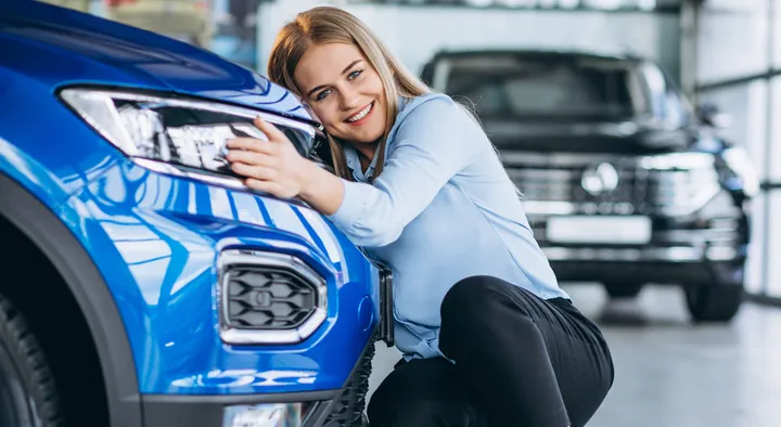 Mulher com carro azul