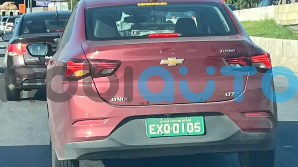 Onix Plus foi flagrado rodando com a placa verde usada também em veículos em processo de teste