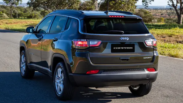 Versão de entrada do Jeep Compass conta com R$ 30.000 de desconto, assim como ocorreu no último mês