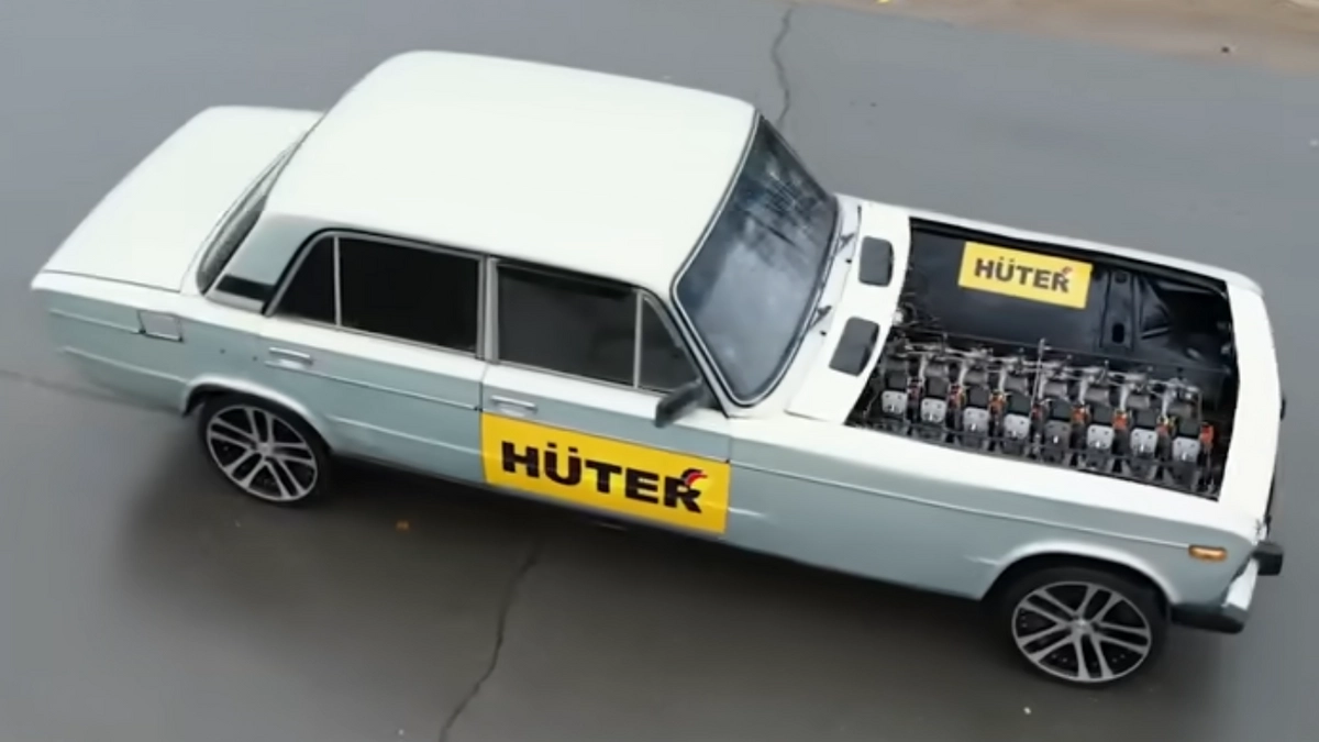 Vendido por aqui nos anos 90, uma unidade do Lada Laika foi modificada para ganhar motor se supercarro