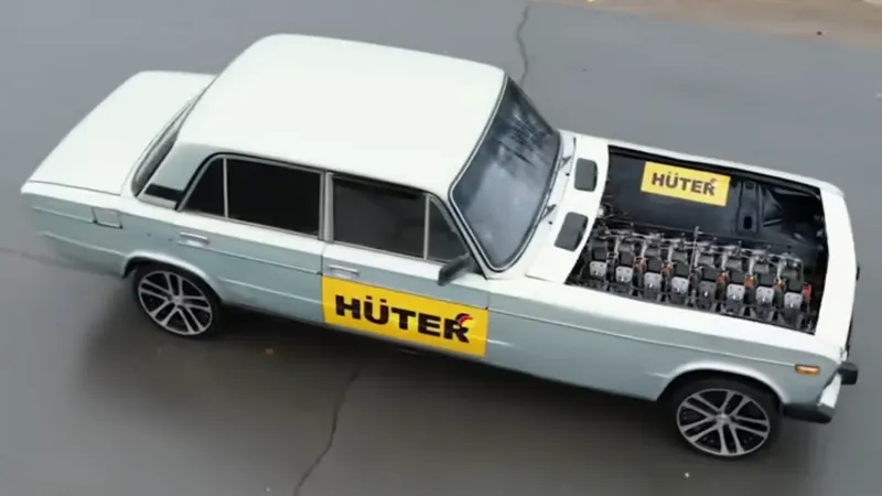 Este Lada Laika trocou motor original para ter um V16 de motosserras